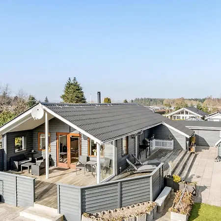 3 Bedroom Awesome In Holiday home *